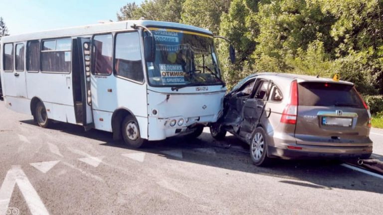 На Коломийщині легковик зіткнувся з автобусом: п’ятеро людей в лікарні (ФОТО)
