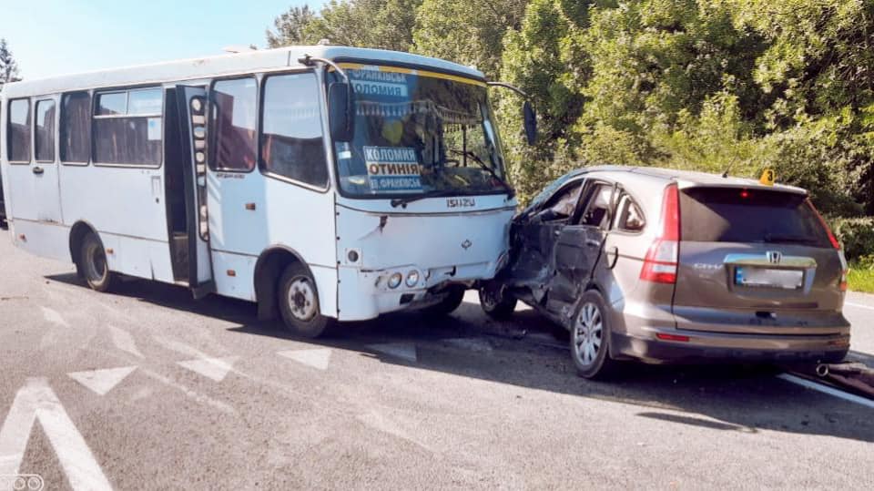 На Коломийщині легковик зіткнувся з автобусом: п’ятеро людей в лікарні (ФОТО)