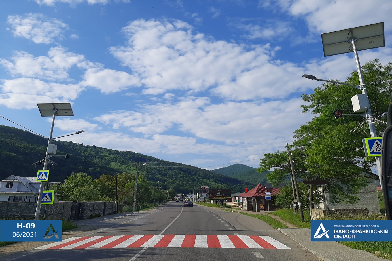 Нові тротуари, знаки та освітлення: як на Прикарпатті дороги роблять безпечнішими (ФОТО)