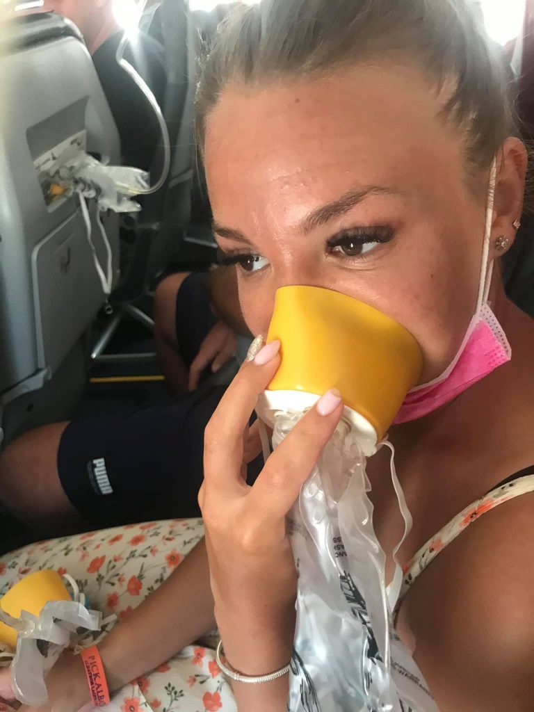Вже прощалися з життям: франківка розповіла про аварійну посадку літака після відпочинку в Єгипті (ФОТО)