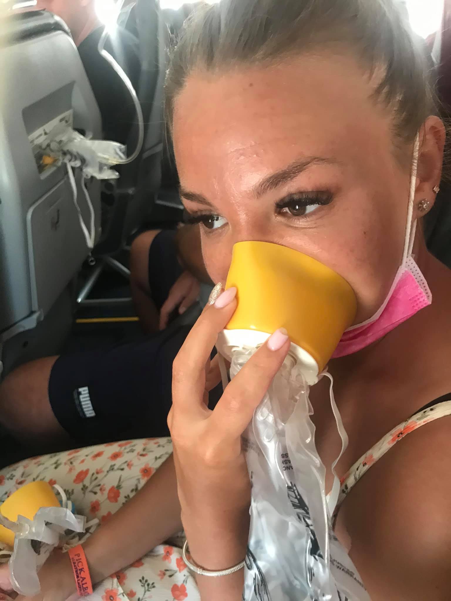 Вже прощалися з життям: франківка розповіла про аварійну посадку літака після відпочинку в Єгипті (ФОТО)