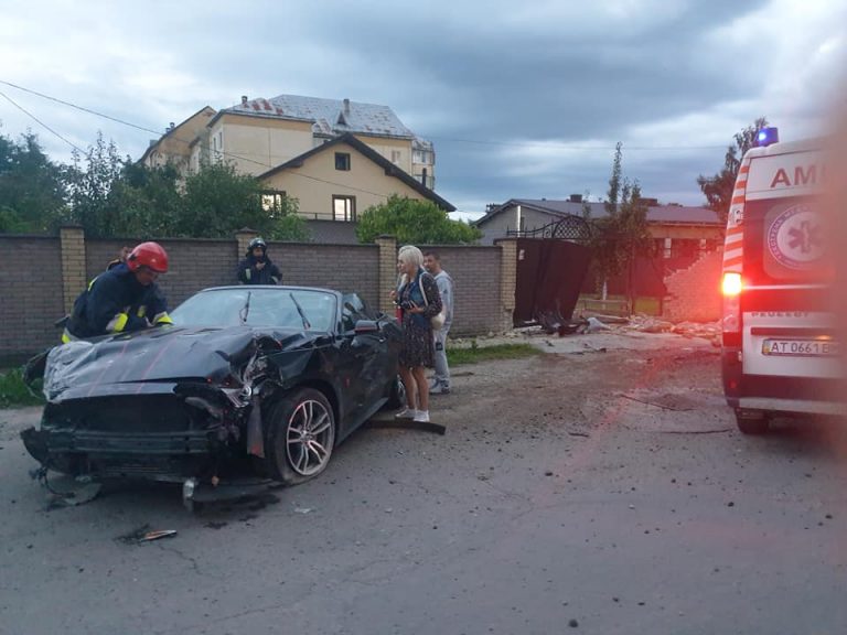 У Тисмениці водійка розтрощила кабріолет Ford Mustang та чужий паркан (ФОТО, ОНОВЛЕНО)