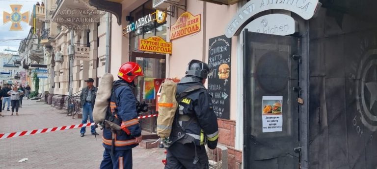 У центрі Франківська горів бар. Зайнявся фритюр