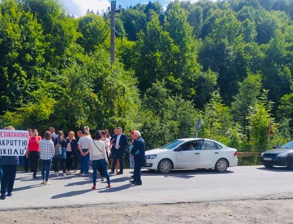 Обурені прикарпатці перекрили дорогу Косів-Верховина (ФОТО)