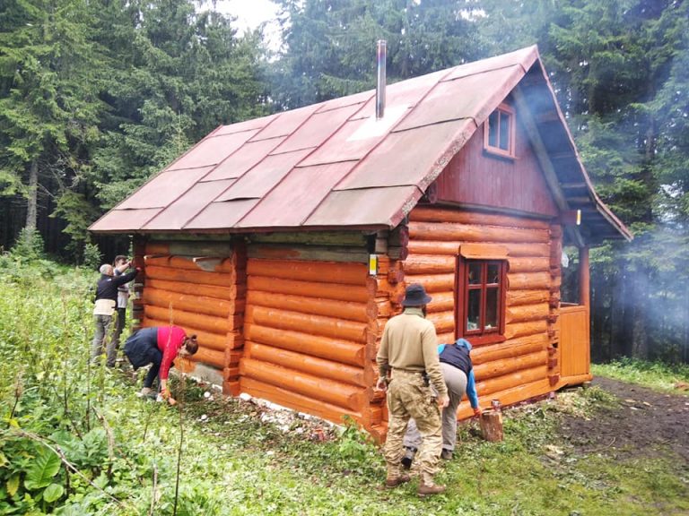 Активісти та пластуни відремонтували туристичний притулок в Карпатах (ФОТО)