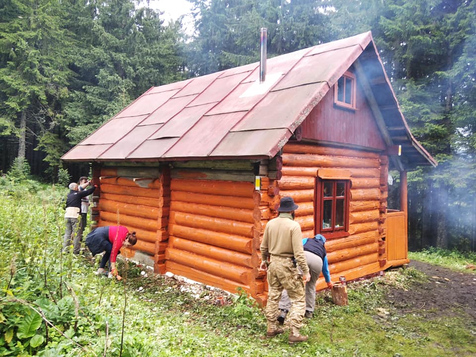 Активісти та пластуни відремонтували туристичний притулок в Карпатах (ФОТО)