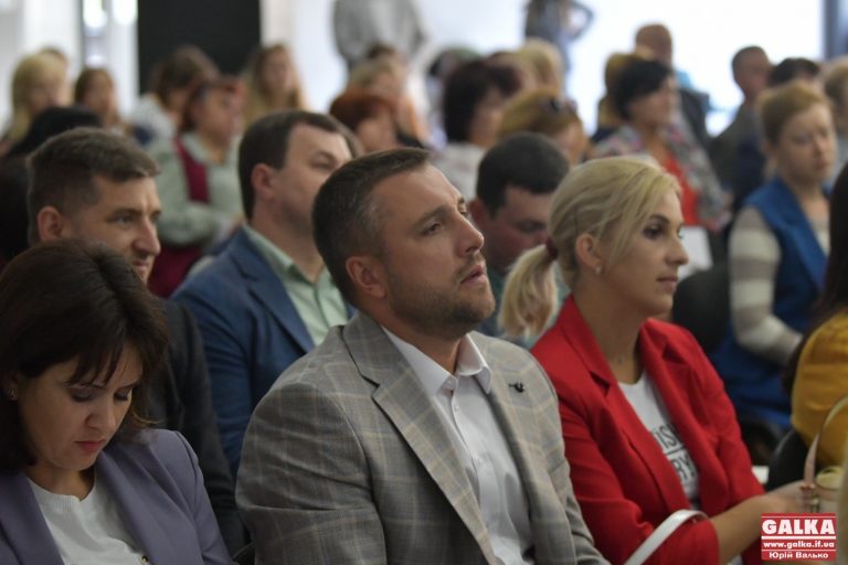 Заборгованість перед вчителями, християнська етика та децентралізація: у Франківську педагоги дискутують про проблеми в освіті (ФОТО)