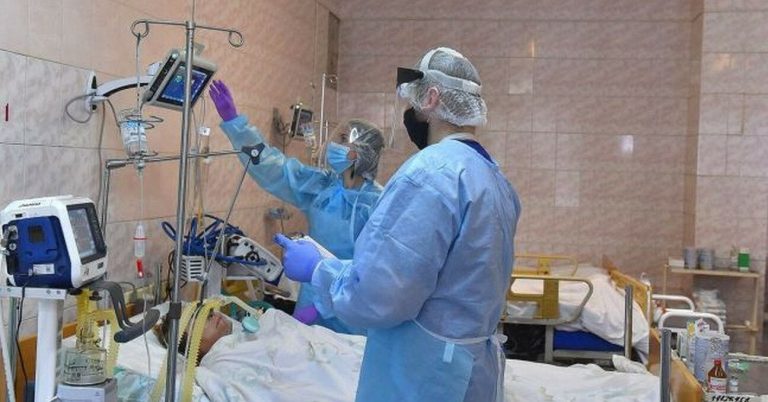 В Індії закривають школи через спалах загадкової лихоманки: померли десятки дітей