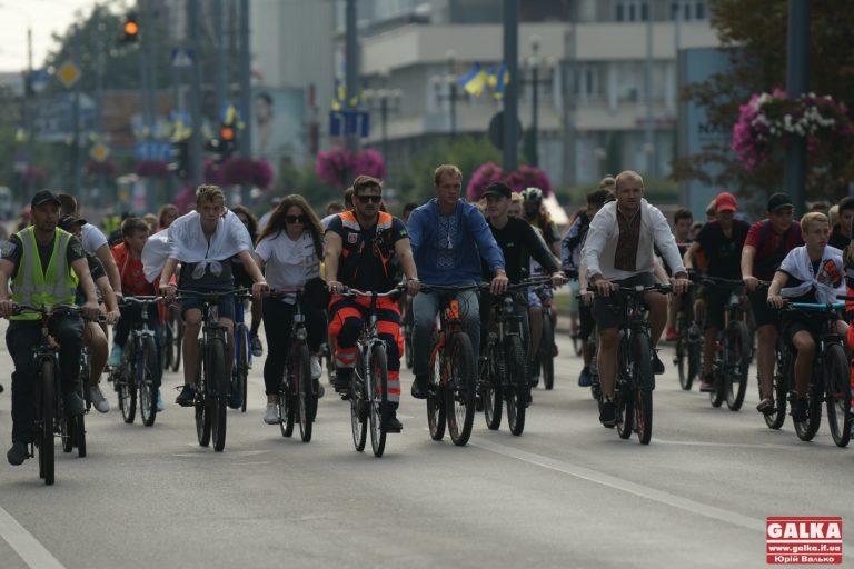 У вишиванках й з прапорами: масштабний велопробіг до Дня Незалежності триває у Франківську (ФОТО, ВІДЕО)
