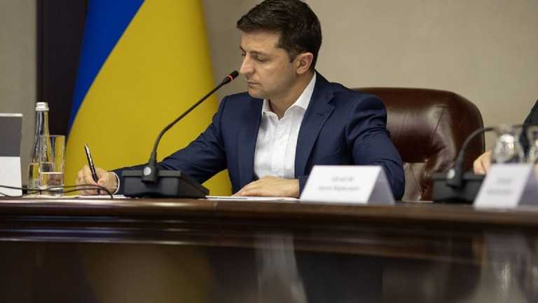 Зеленський скликає позачергову сесію Ради через Великий герб