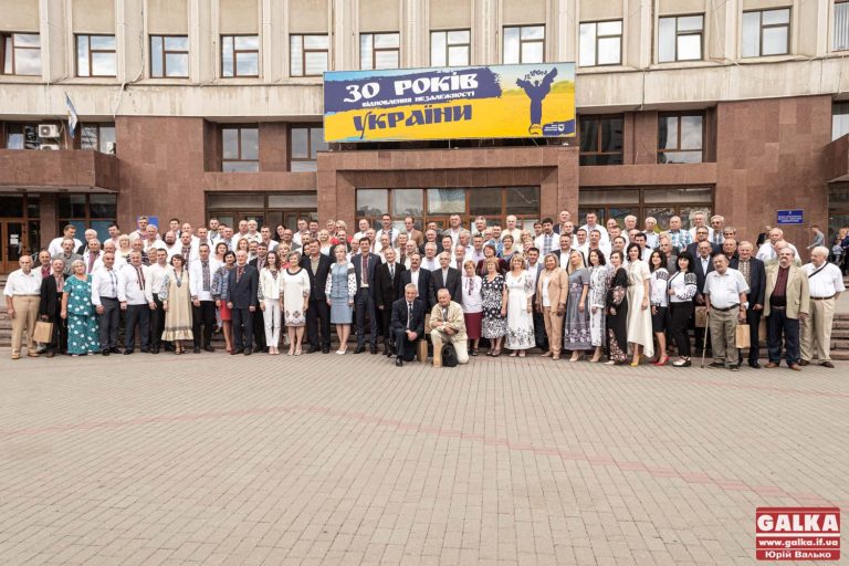 На урочистій сесії Івано-Франківської облради до Дня Незалежності нагородили прикарпатців (ФОТОРЕПОРТАЖ)