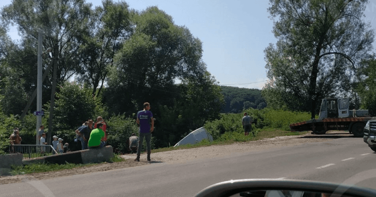 На Тлумаччині авто з’їхало в Дністер, а на Тисмениччині — через зустрічну в кювет (ФОТОФАКТ)