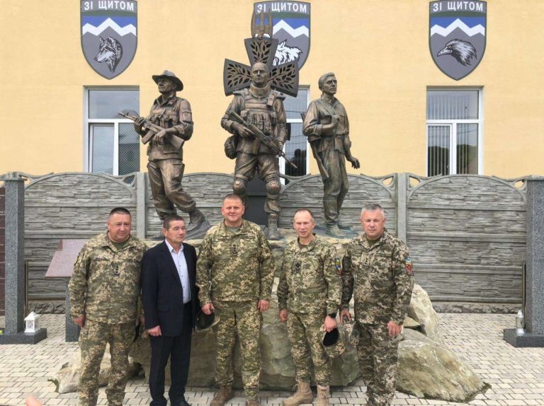 До Коломиї з робочим візитом приїхав Головнокомандувач ЗСУ Валерій Залужний та командувач Сухопутних військ Олександр Сирський (ФОТО)