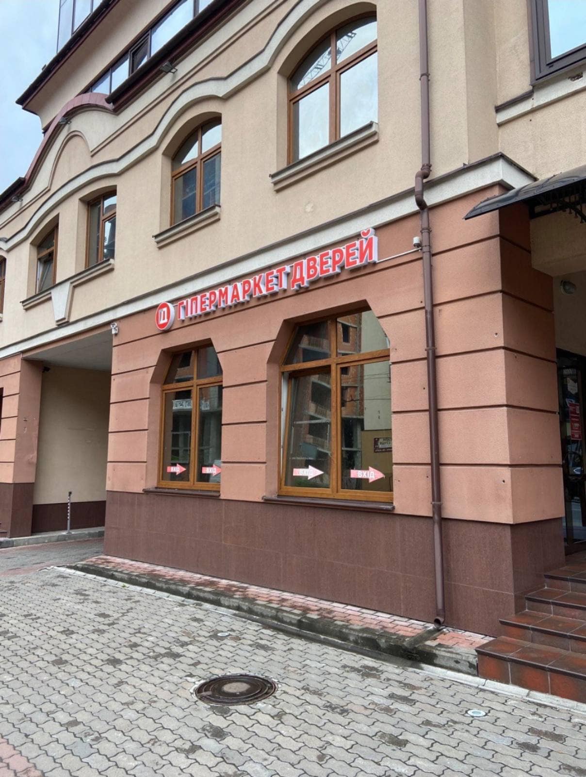 На Василіянок підприємця змусили привести вивіски до ладу (ФОТОФАКТ)