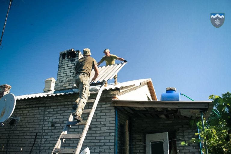 Бійці коломийської 10-ки полагодили дах помешкання літньої жінки у Майорську (ФОТО)