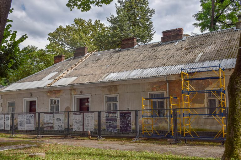 Ремонтують дахи корпусів палацу Потоцьких — на трьох роботи вже завершили (ФОТО)