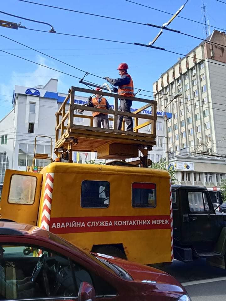 На повороті Незалежності-Бандери проклали частину тролейбусної мережі (ФОТО)