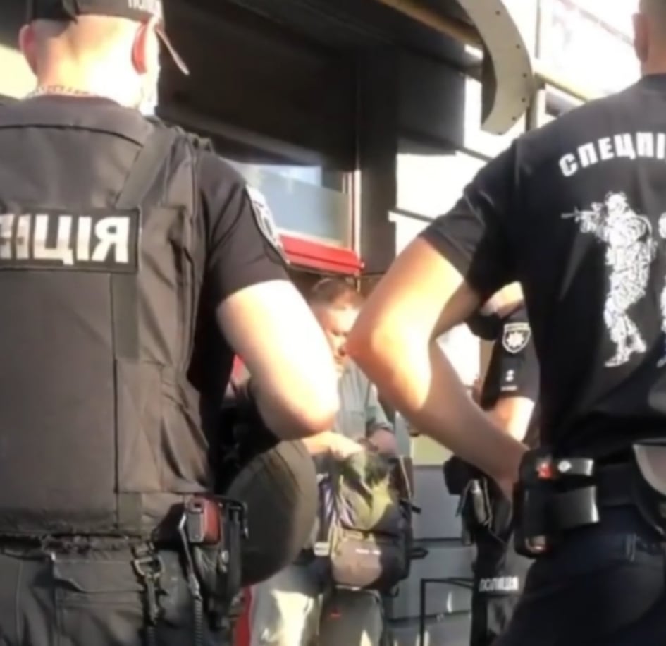 Вечірня стрілянина на Хоткевича – відвідувач “пивнухи” пустив кулю опоненту (ФОТО)