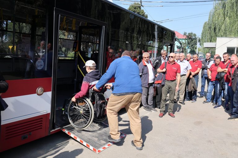 Водіїв комунального транспорту вчили правильно допомагати людям з інвалідністю (ФОТО)