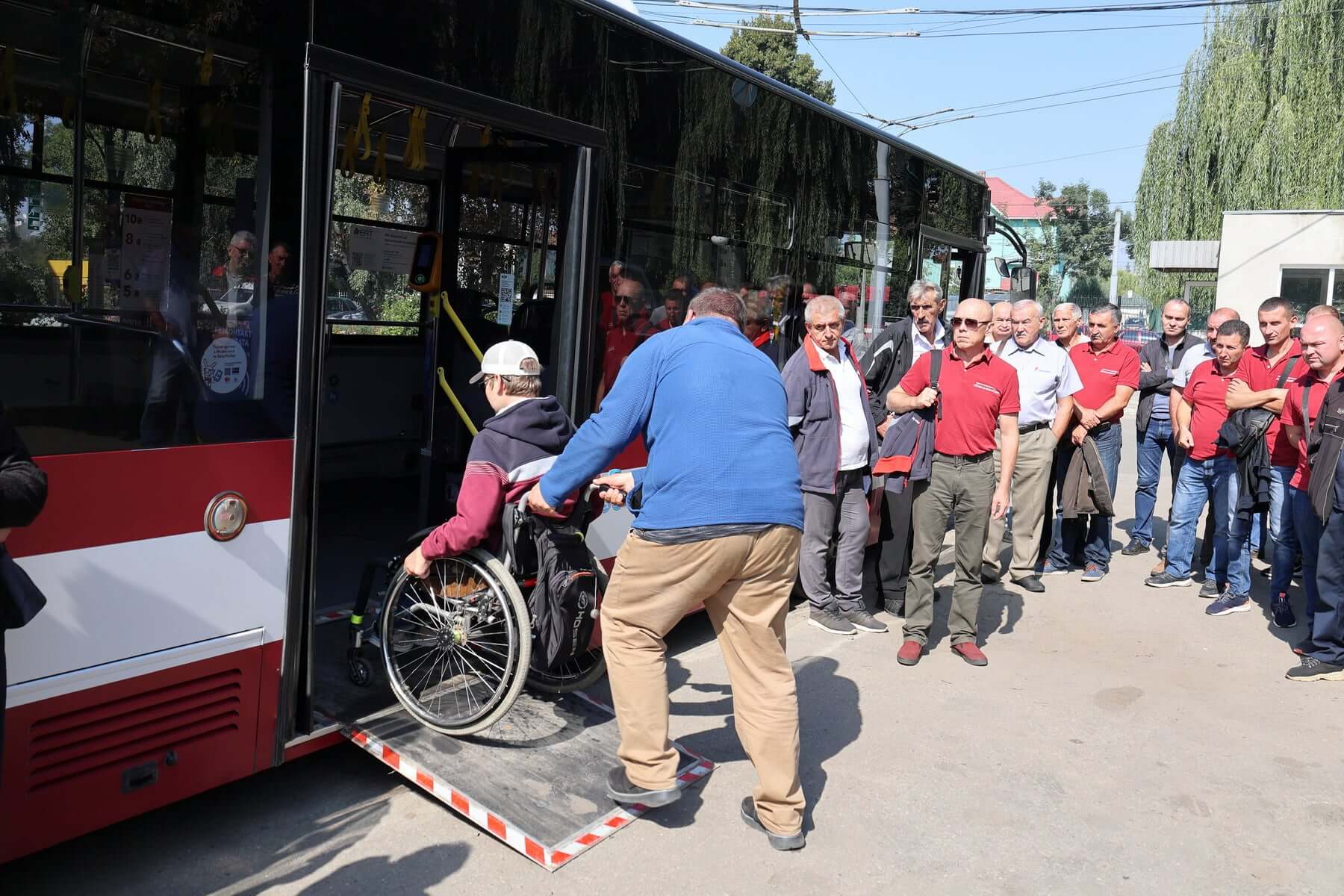 Водіїв комунального транспорту вчили правильно допомагати людям з інвалідністю (ФОТО)