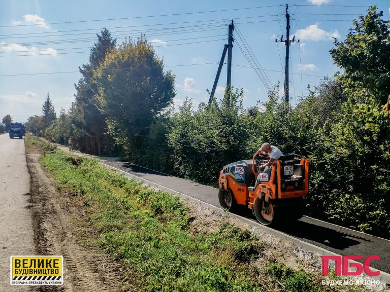 На Прикарпатті на дорозі Татарів – Кам’янець-Подільський облаштовують тротуари (ФОТО)