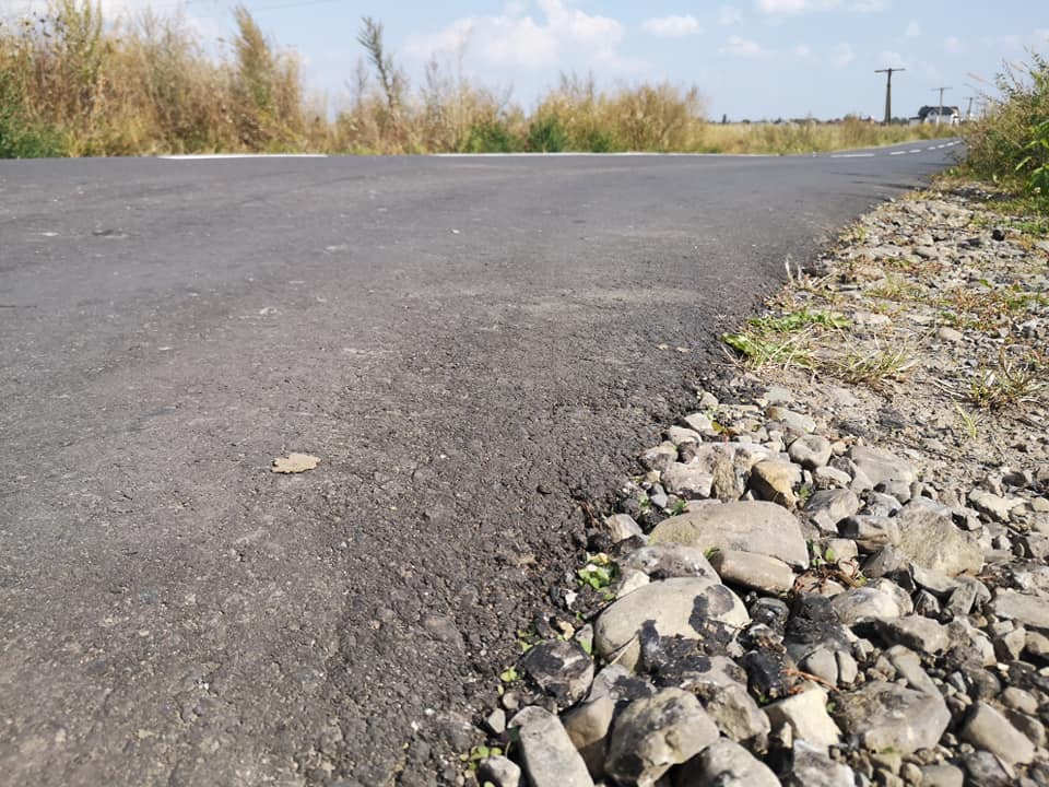 Пару сантиметрів асфальту і розмітка: депутат оцінив нову дорогу на Камінне (ФОТО)