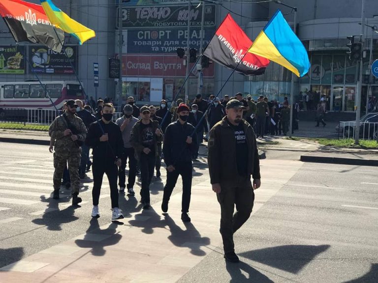 “Правий сектор” пікетував мережу заправок “БРСМ-нафта”, вимагаючи припинити фінансувати будівництво храмів Московського патріархату (ФОТО)