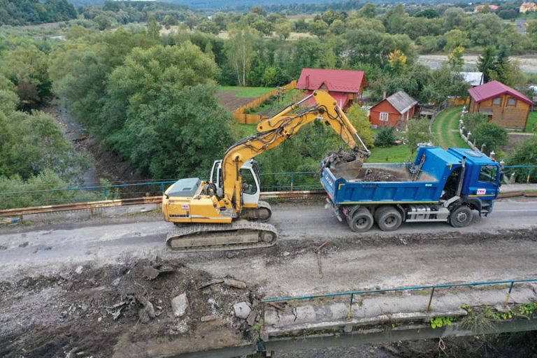 У Делятині на дорозі Мукачево — Львів капітально ремонтують міст (ФОТО)