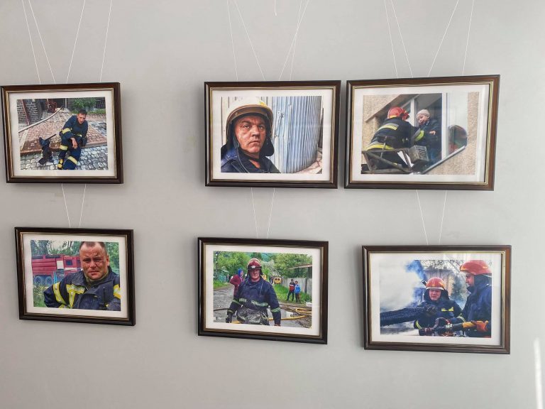 «Ми поруч»: у Франківську до дня рятівника відкрили фотовиставку