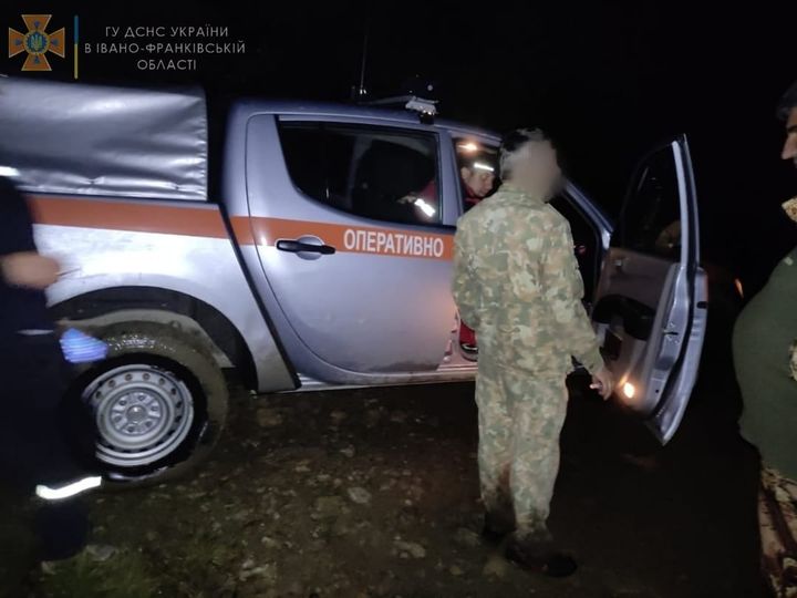 На Прикарпатті рятувальники знайшли грибника, який заблукав у лісі