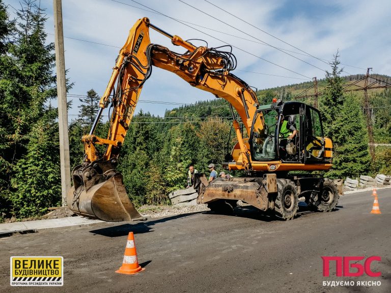 Ремонт на Вишківському перевалі: дорожники встановлюють водовідвідні лотки (ФОТО)