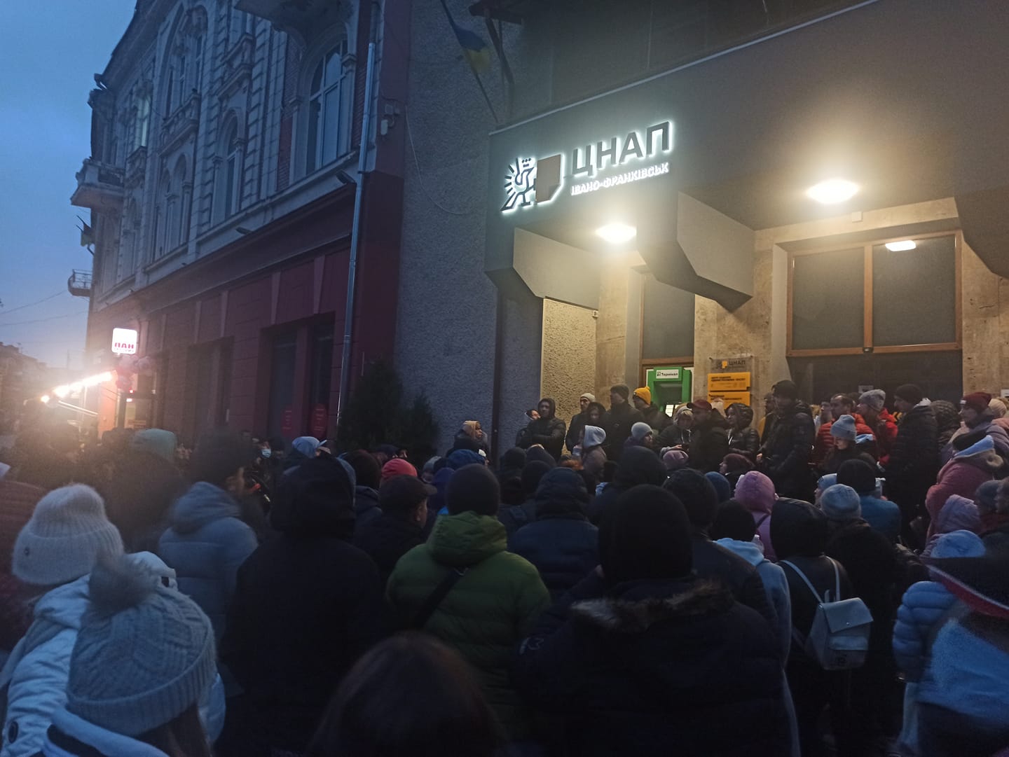 Десятки франківців всю ніч стояли під ЦНАПом, аби записати дитину у новий садок (ФОТО)