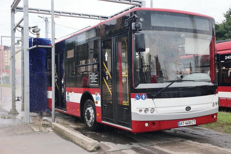 Вдень і вночі: в “Електроавтотрансі” розповіли, як прибирають у громадському транспорті (ФОТО)
