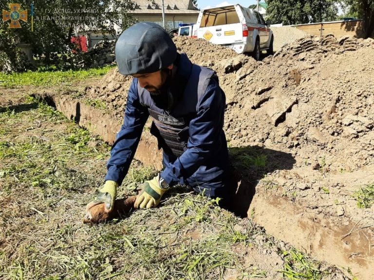 Біля дому прикарпатців знайшли артилерійський снаряд часів ІІ Світової війни