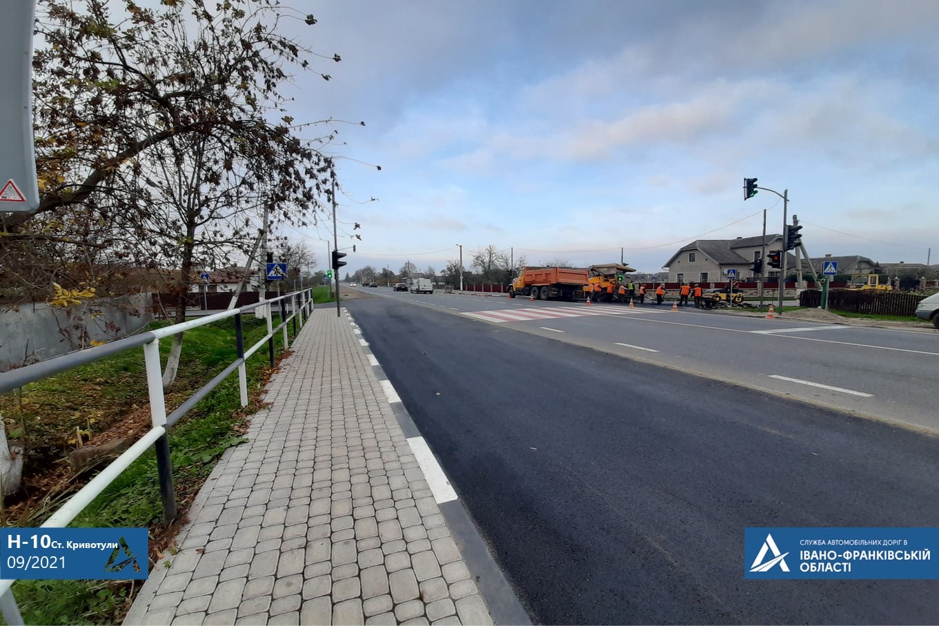 Нові тротуари, знаки та освітлення: як цьогоріч прикарпатські дороги безпечнішими роблять (ФОТО)