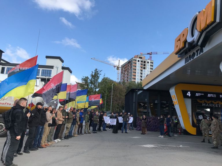 “Правий сектор” закликав тернополян бойкотувати заправки “БРСМ-нафта” через спонсорство Московського патріархату (ФОТО, ВІДЕО)