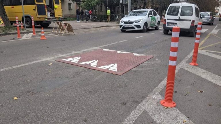У Франківську встановили перші «берлінські подушки» (ФОТО, ВІДЕО)