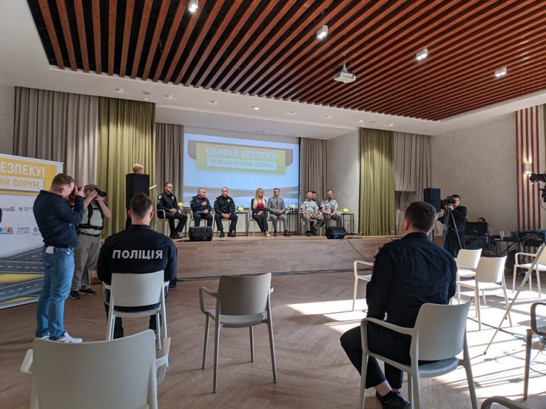 Як досягти нульової смертності на дорогах? Про це у Франківську дискутують громада, поліція та влада (ФОТО)