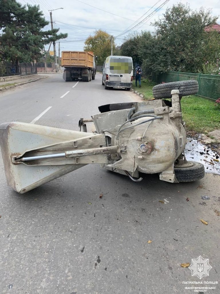 У Франківську причіп відірвався на ходу, перекинувся і пошкодив електроопору (ФОТО)