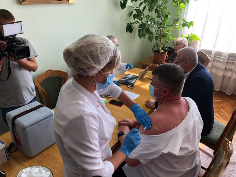 “Давайте покажемо приклад!”: Марцінків оголосив перерву в роботі сесії, аби вакцинувати депутатів (ФОТО)