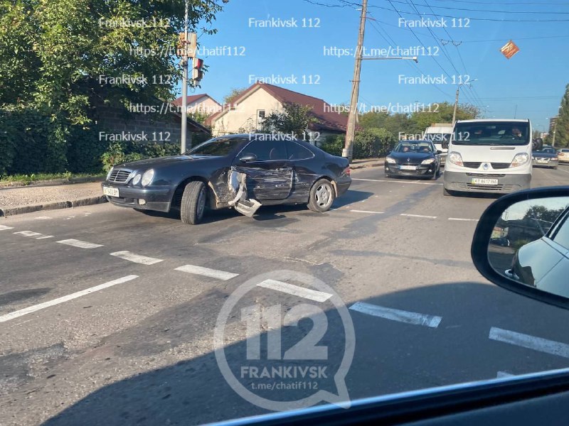 На Тисменицькій-Декабристів затори через зіткнення “Волги” та “Мерседесу” (ФОТО)