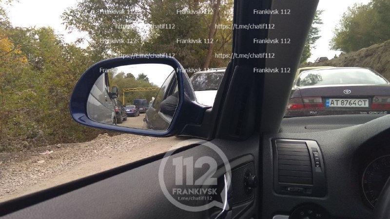 Проігнорував заборону: в Делятині через водія вантажівки утворився кілометровий затор (ФОТО, ВІДЕО)