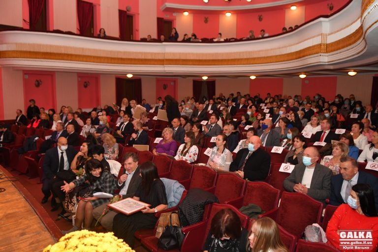 В Івано-Франківську з нагоди професійного свята відзначили освітян (ФОТО)