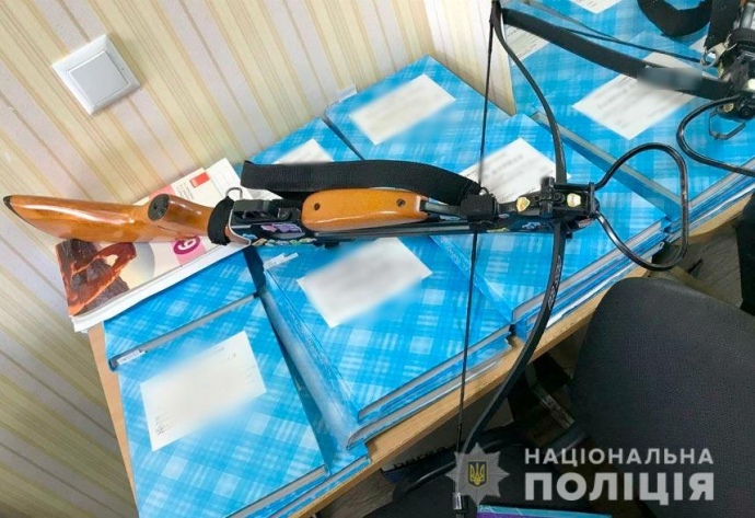 У Полтаві розлючена дівчина з арбалетом підстрелила двох вчителів (ФОТО)