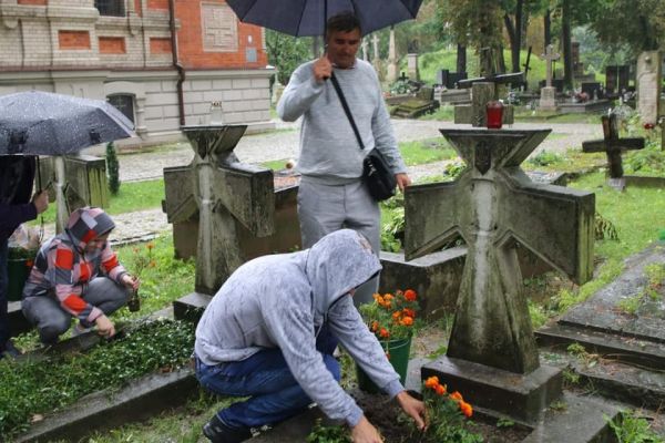 Волонтери з Франківська впорядкували українські могили в Польщі (ФОТО)