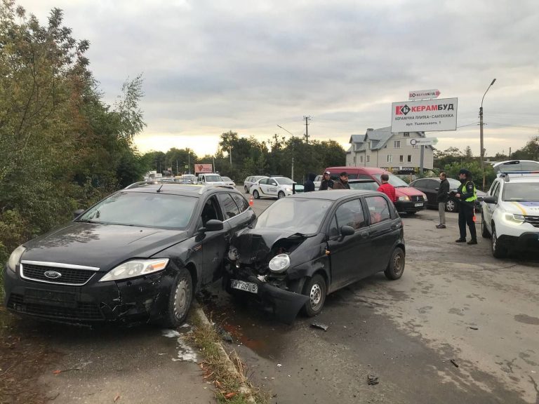 Ранкова автотроща на Надрічній: винуватець ДТП втік (ФОТО, ВІДЕО)