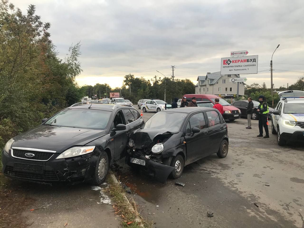 Ранкова автотроща на Надрічній: винуватець ДТП втік (ФОТО, ВІДЕО)