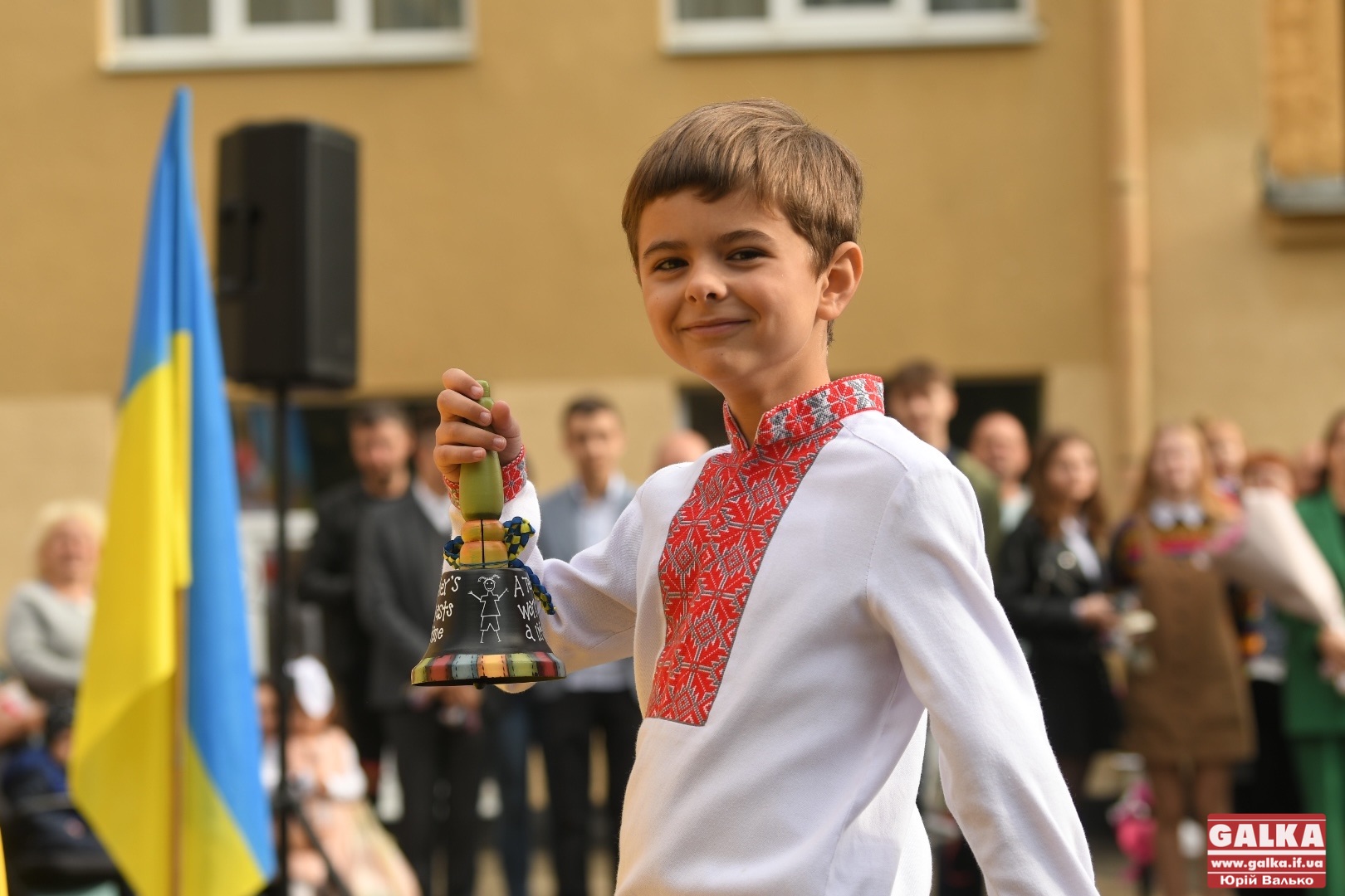 Перший дзвоник пролунав у франківських школах: його на лінійках зустріли наймолодші та найстарші учні (ФОТО)