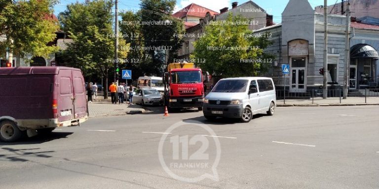 У Франківську зіткнулись вантажівка й легковик, формуються затори (ФОТО)