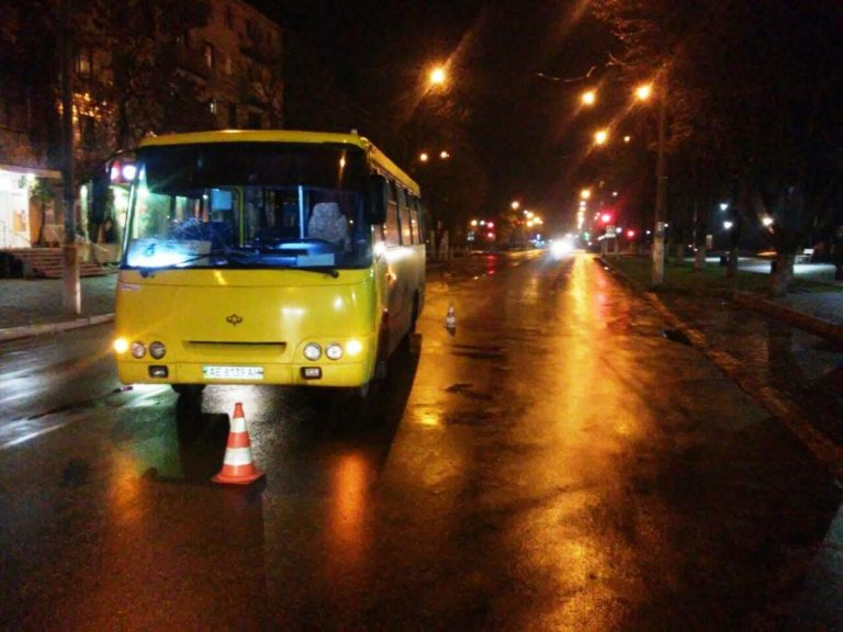 У Коломиї водій автобуса, рухаючись заднім ходом, наїхав на пішохода